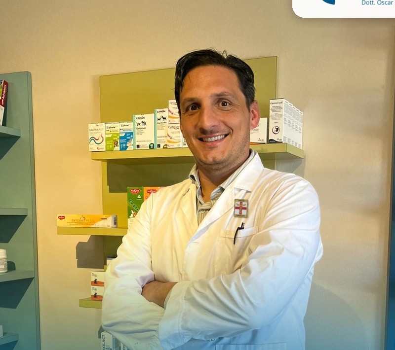 Il Dott. Oscar Salerni, farmacista di Eco Farma, nel negozio di Quarrata