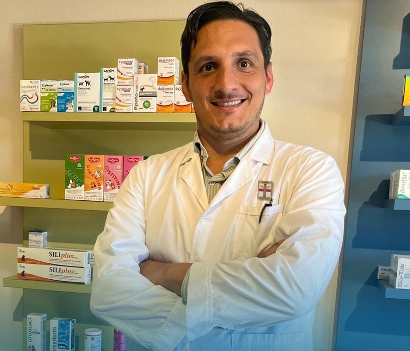 Il Dott. Oscar Salerni, farmacista di Eco Farma, segue le terapie continuative